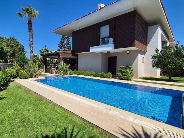 ÇEŞME ILICA PLAJINA PLAJA YAKIN KÖŞE KONUMLU HAVUZLU 4+1 VİLLA