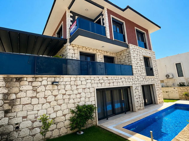 ÇEŞME OVACIK’TA 6+2 MÜSTAKİL VİLLA