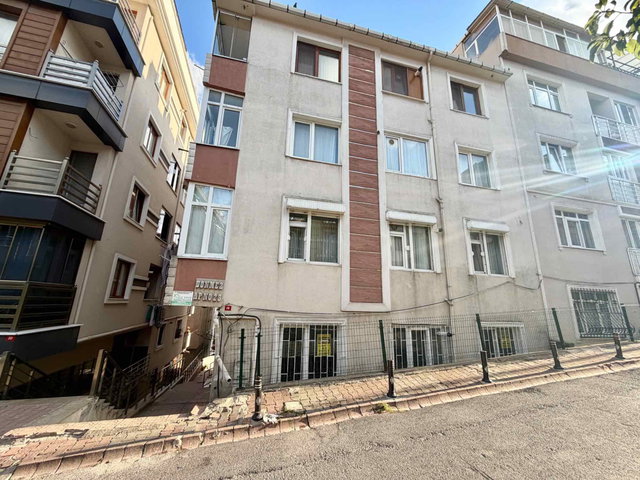ÜMRANİYE İSTIKLAL MAHALLESINDE GIRIŞ KAT 2+1 SATILIK DAIRE
