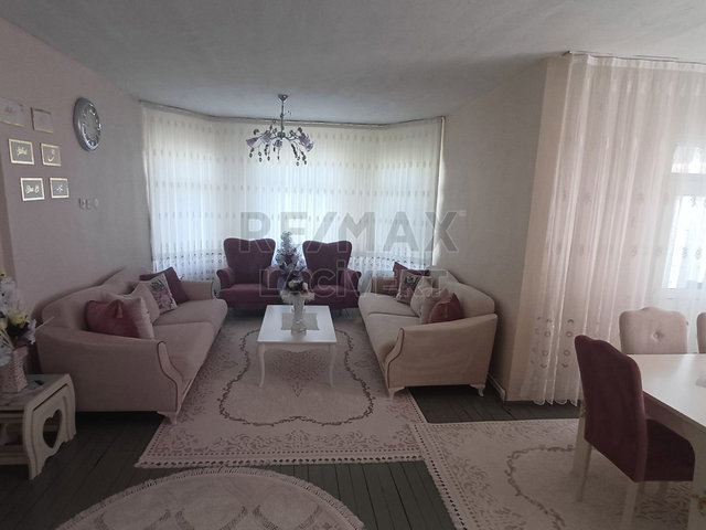 RE/MAX LACİVERT'TEN DADAŞKENT'TE 3+1 ARAKAT DAİRE