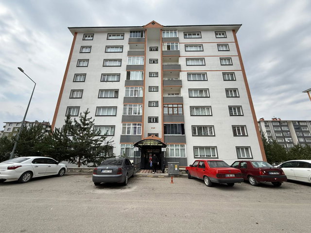 REMAX ILKE'DEN HİLALKENT'TE 3+1 SATILIK BODRUM DAİRE