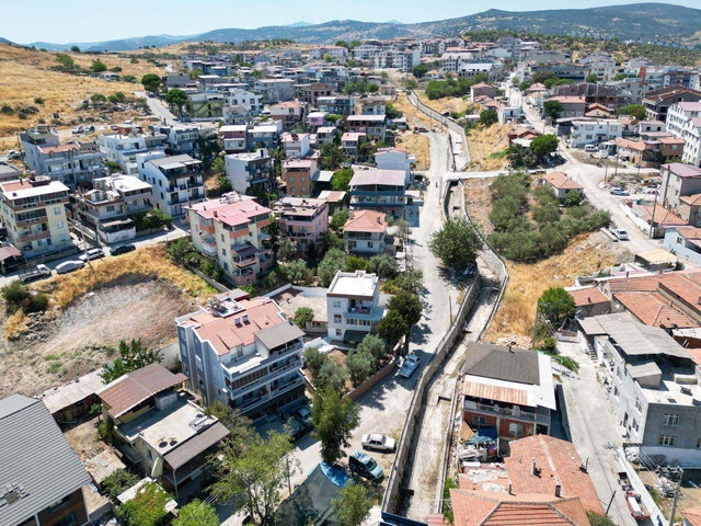 DIKILI İSMETPAŞADA GENIŞ, AYRI MUTFAKLI SATILIK 2+1 AIRE