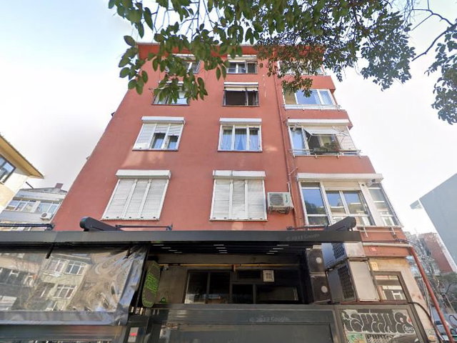 BAHARİYE CADDESİ'NE 2. PARALEL KÖŞE BİNADA GENIŞ ARA KAT 2+1