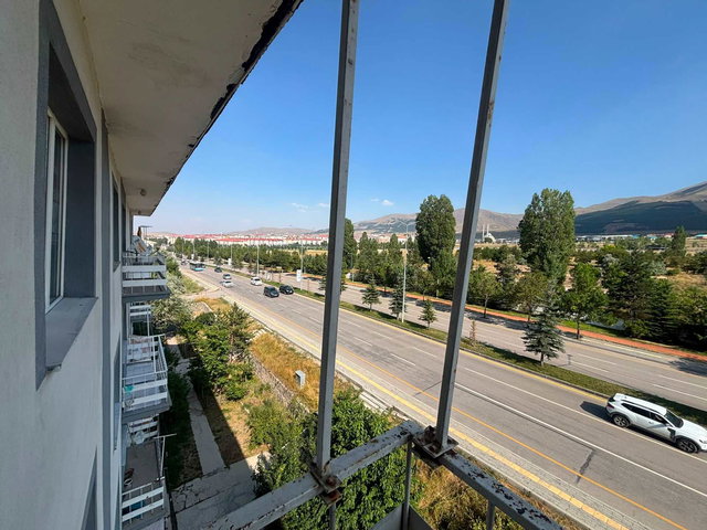REMAX İLKE'DEN YENİŞEHİR ANA CADDE ÜZERİ 3+1 KİRALIK DAİRE