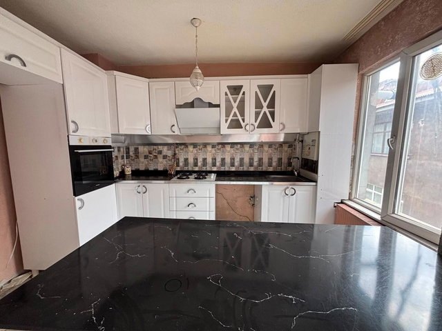REMAX İLKE'DEN CUMHURİYET CADDESİ'NDE 2.5+1 KİRALIK DAİRE