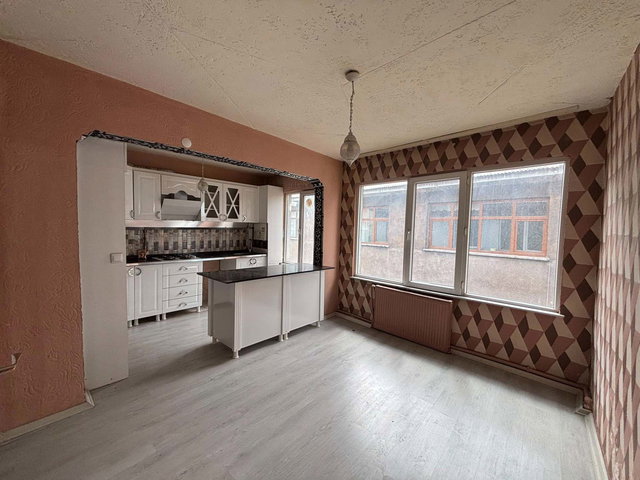 REMAX İLKE'DEN CUMHURİYET CADDESİ'NDE 2.5+1 KİRALIK DAİRE