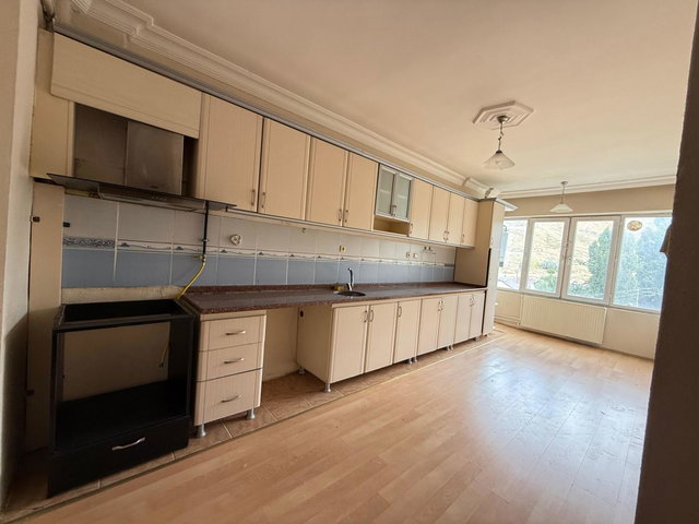 REMAX İLKE'DEN TELSİZLER'DE 3+1 ARA KAT KİRALIK DAİRE