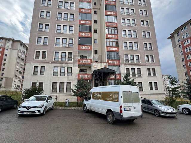 RE/MAX LACİVERT'TEN ABDURRAHMAN GAZİ'DE KİRALIK 3+1 DAİRE