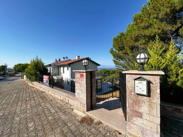 AYVALIK ŞIRINKENT’TE BAHÇELI, DENIZ MANZARALI SATILIK 4+1 VILLA