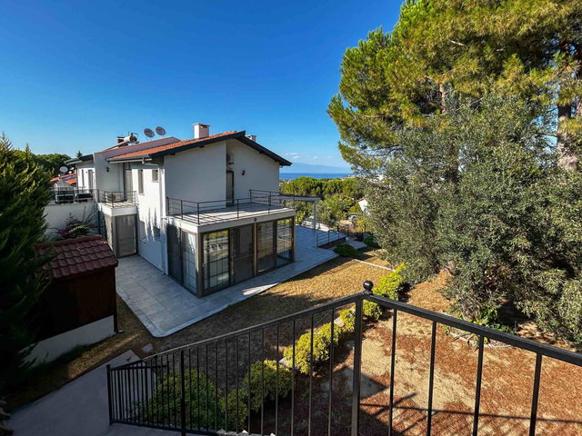 AYVALIK ŞIRINKENT’TE BAHÇELI, DENIZ MANZARALI SATILIK 4+1 VILLA