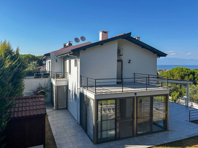 AYVALIK ŞIRINKENT’TE BAHÇELI, DENIZ MANZARALI SATILIK 4+1 VILLA