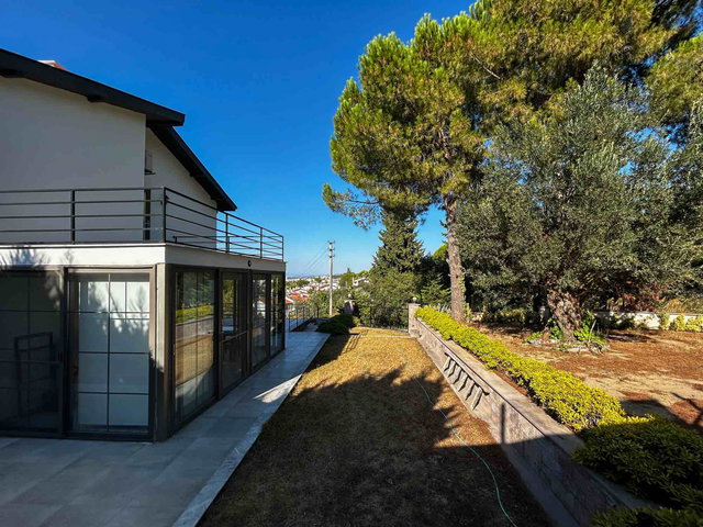 AYVALIK ŞIRINKENT’TE BAHÇELI, DENIZ MANZARALI SATILIK 4+1 VILLA