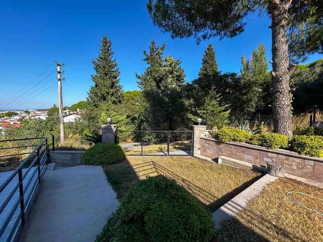 AYVALIK ŞIRINKENT’TE BAHÇELI, DENIZ MANZARALI SATILIK 4+1 VILLA