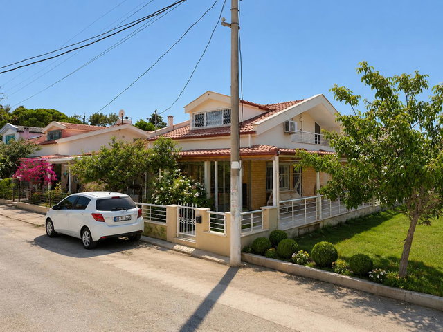 KUŞADASI NAZİLLİ SITESI’NDE SATILIK FERAH 4+1 VİLLA