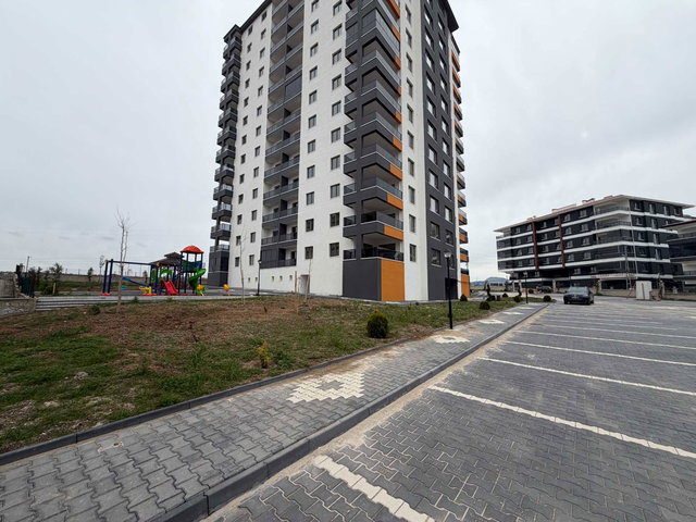 MUSTAFA KEMALDE SITE IÇI ARA KATTA GENIŞ 3+1 SIFIR DAIRE