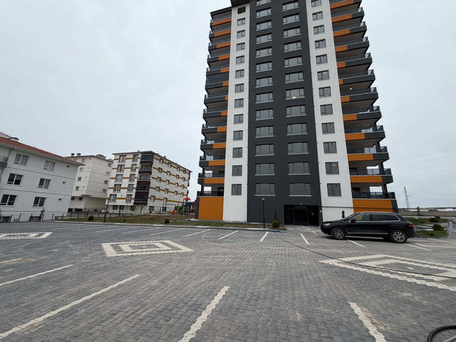 MUSTAFA KEMALDE SITE IÇI ARA KATTA GENIŞ 3+1 SIFIR DAIRE