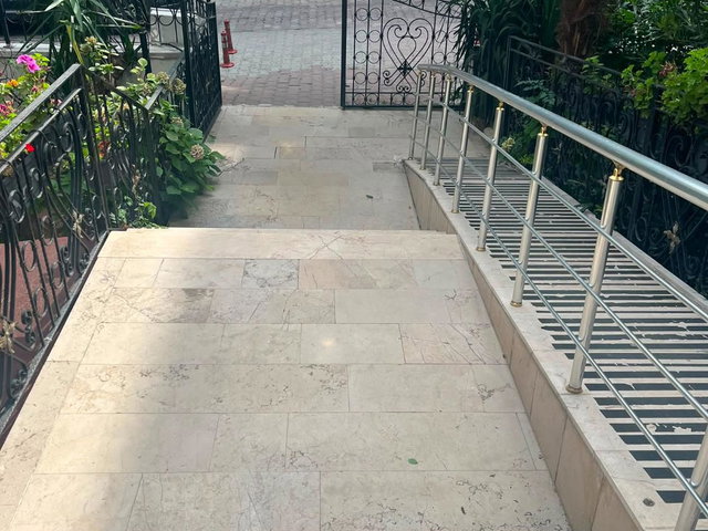 BAHÇELİEVLER'DE ÖNÜ KAPANMAZ FERAH CEPHE 4+1 GENİŞ SATILIK DAİRE