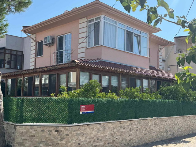ÖĞRETMENLER MAHALLESI'NDE SATILIK 3+1 TAM MÜSTAKIL KÖŞE PARSEL VILLA