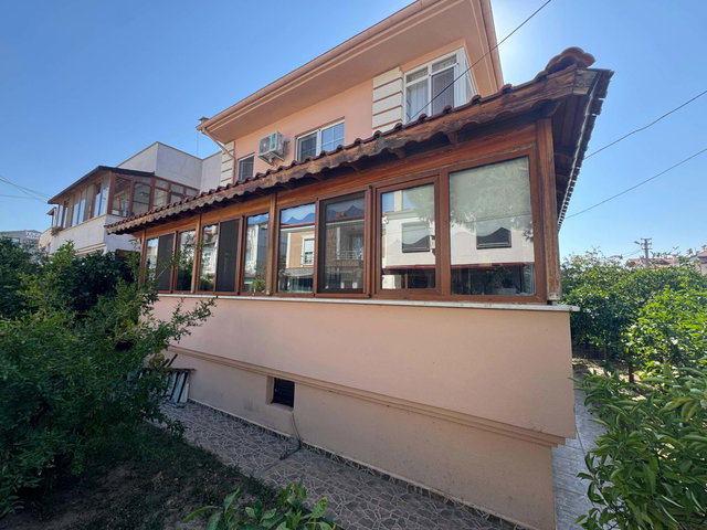 ÖĞRETMENLER MAHALLESI'NDE SATILIK 3+1 TAM MÜSTAKIL KÖŞE PARSEL VILLA