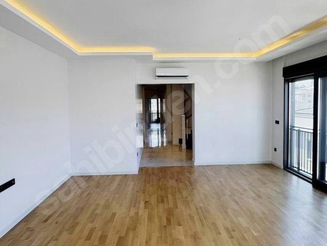 CADDEBOSTAN PLAJ YOLU SOKAK'TA SATILIK GENİŞ 3+2 DUBLEKS