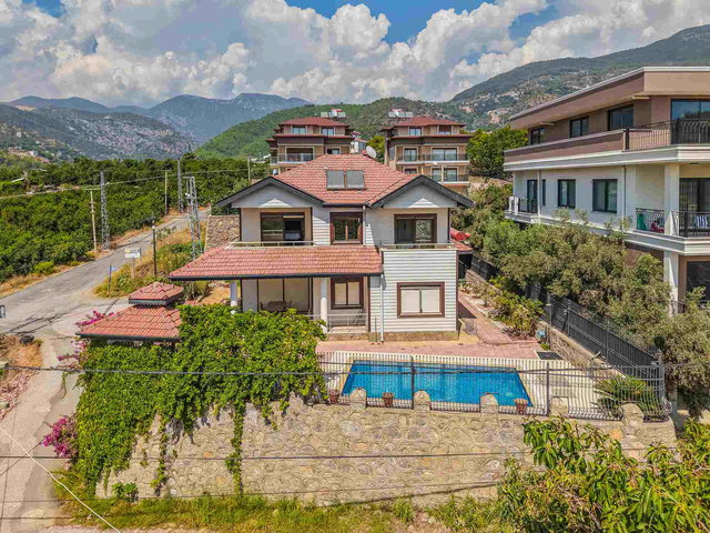 ALANYA OBA KIZILCAŞEHİRDE 501 M² ARSA İÇİNDE 4+1 MÜSTAKİL VİLLA