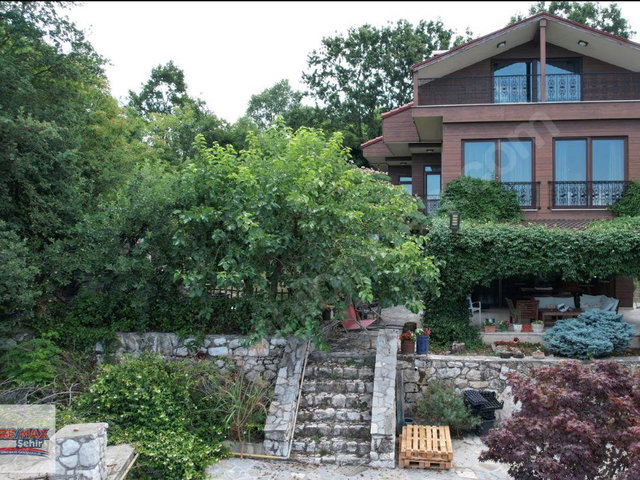 REMAX ŞEHİR OFİSİNDEN EŞSİZ MANZARALI LÜKS VİLLA