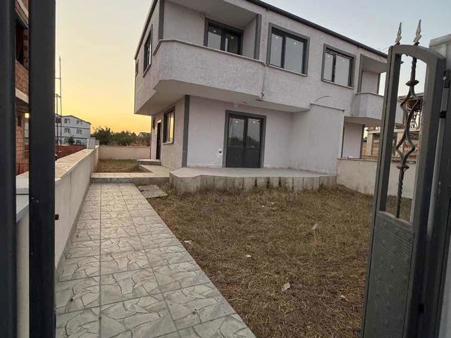 3+1 MERKEZDE OKULA 200 MT ALTYAPILI GENİŞ ARSALI VİLLA