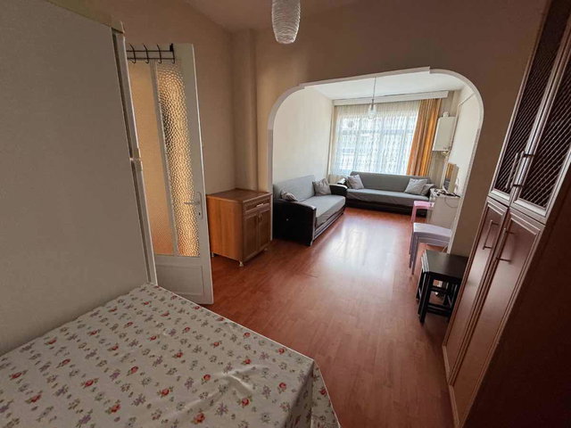 FATİH'DE MERKEZİ KONUMDA EŞYALI KİRALIK 2+1 DAİRE