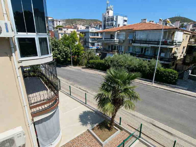 KUŞADASI MERKEZ DE YÖRÜKOĞLU SİTESİ'NDE, PLAJA, SAHİLE  500M, MASRAFSIZ 2+1 ARA KAT DAİRE.