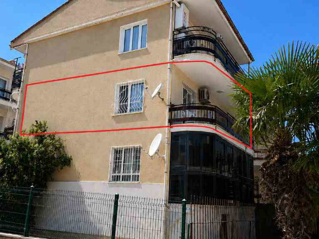 KUŞADASI MERKEZ DE YÖRÜKOĞLU SİTESİ'NDE, PLAJA, SAHİLE  500M, MASRAFSIZ 2+1 ARA KAT DAİRE.