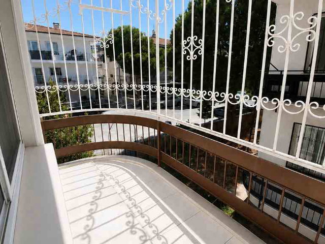 KUŞADASI MERKEZ DE YÖRÜKOĞLU SİTESİ'NDE, PLAJA, SAHİLE  500M, MASRAFSIZ 2+1 ARA KAT DAİRE.