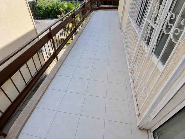 KUŞADASI MERKEZ DE YÖRÜKOĞLU SİTESİ'NDE, PLAJA, SAHİLE  500M, MASRAFSIZ 2+1 ARA KAT DAİRE.