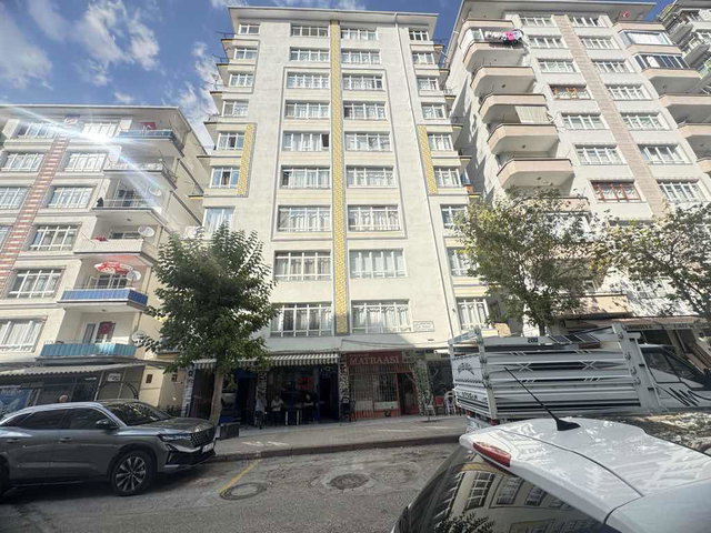 DEMETEVLERDE METROYA ÇOK YAKIN ASANSÖRLÜ ARA KAT 3+1 SATILIK DAİRE