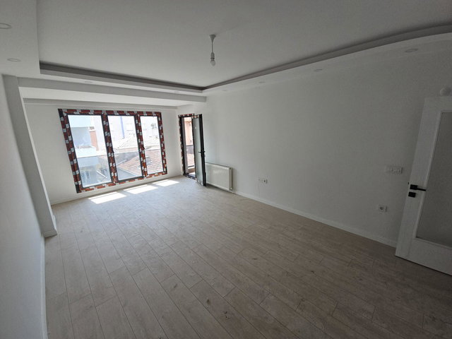 REMAX PRO2 EMRE’DEN MERKEZİ KONUMDA SIFIR ARA KAT KİRALIK DAİRE
