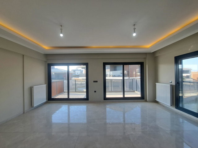 SEFERİHİSAR TEPECİK’TE SIFIR 3 KATLI 3+2 VİLLA | GENİŞ BAHÇE, 3 CEPHE