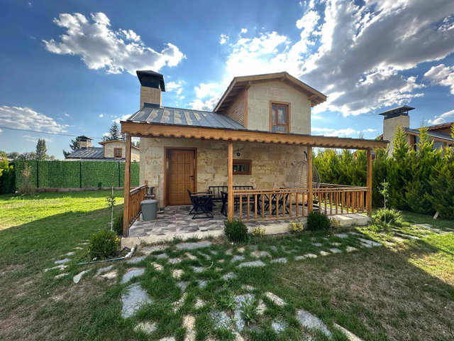 KAZAN DOĞABAHÇE’DE SİTE İÇİNDE ŞÖMİNELİ EŞYALI VİLLA 408 M² ALAN