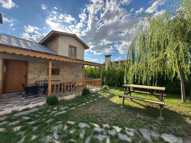 KAZAN DOĞABAHÇE’DE SİTE İÇİNDE ŞÖMİNELİ EŞYALI VİLLA 408 M² ALAN