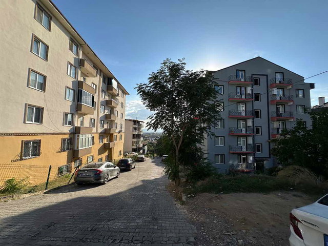 YAHYAKAPTAN YAKININDA 200 M2 ÖZEL BAHÇELI 2+1 NET 105M2 DUBLEKS