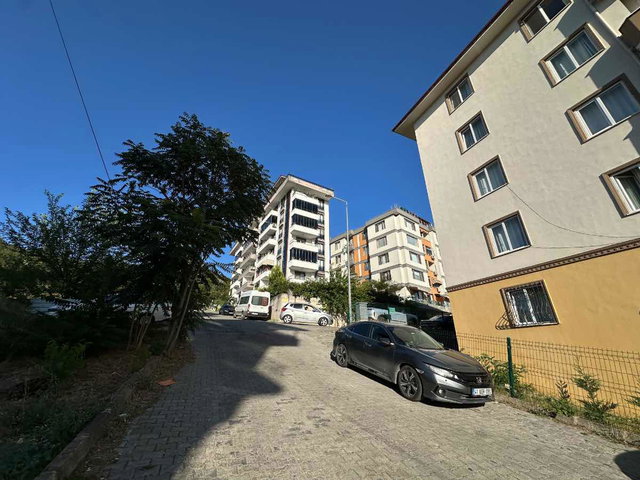 YAHYAKAPTAN YAKININDA 200 M2 ÖZEL BAHÇELI 2+1 NET 105M2 DUBLEKS