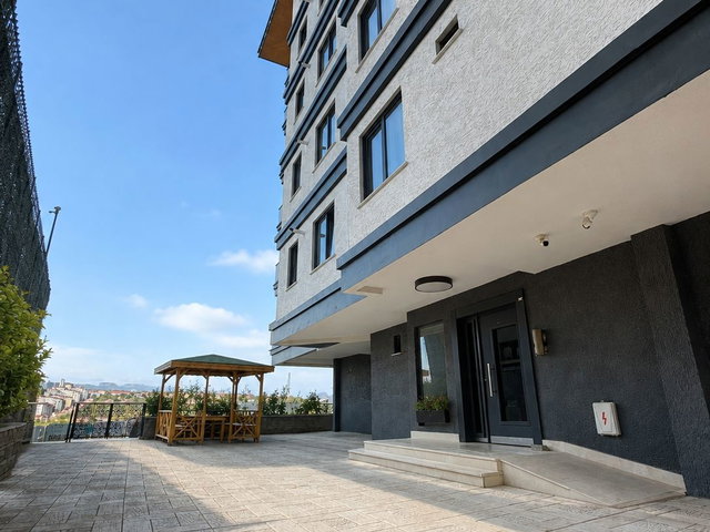 ÇENGELKÖY'DE MODERN MİMARİLİ, BALKONLU VE OTOPARKLI SIFIR 2+1
