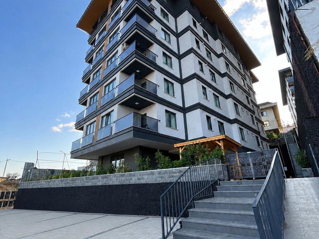 ÇENGELKÖY'DE MODERN MİMARİLİ, BALKONLU VE OTOPARKLI SIFIR 2+1