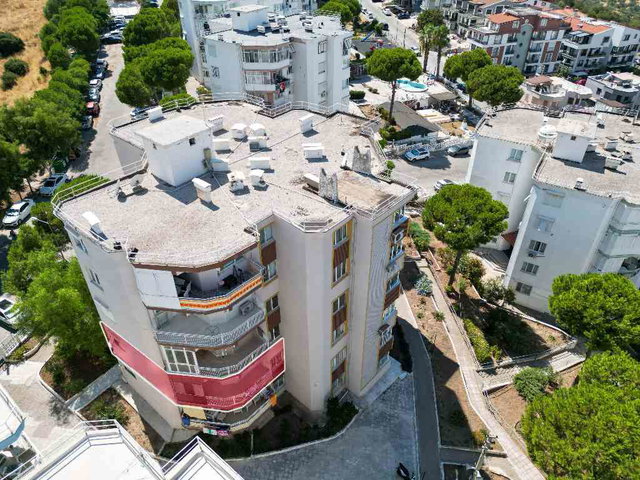 DİKİLİ’DE SEÇKİNLER SİTESİNDE, BAKIMLI KREDİYE UYGUN ARA KAT SATILIK DAİRE