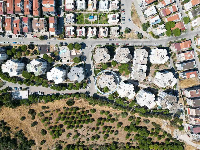 DİKİLİ’DE SEÇKİNLER SİTESİNDE, BAKIMLI KREDİYE UYGUN ARA KAT SATILIK DAİRE