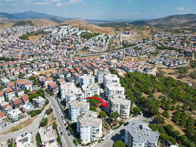 DİKİLİ’DE SEÇKİNLER SİTESİNDE, BAKIMLI KREDİYE UYGUN ARA KAT SATILIK DAİRE
