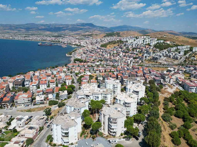 DİKİLİ’DE SEÇKİNLER SİTESİNDE, BAKIMLI KREDİYE UYGUN ARA KAT SATILIK DAİRE