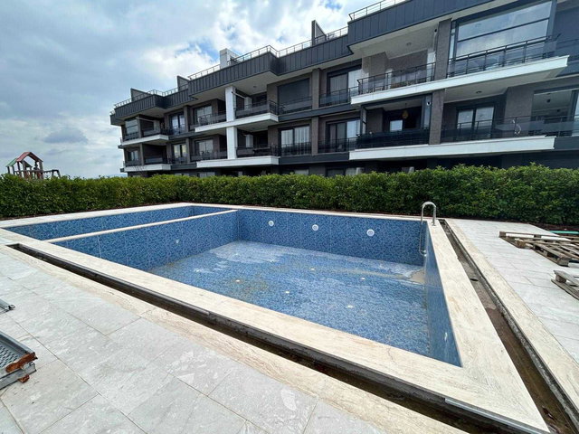 RE/MAX ŞEHİR'DEN HAVUZLU SİTEDE SATILIK BAHÇE DUBLEKS DAİRE