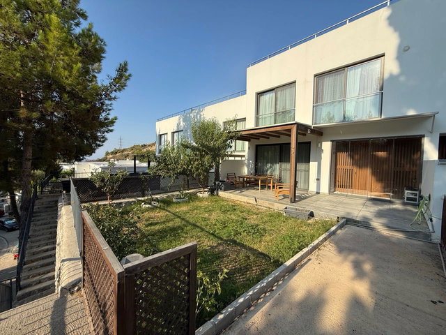 GIRNE BELLAPAIS'TE SATILIK 3+1 İKIZ VILLA - ÖZEL BAHÇELI, ÖZEL TERASLI, ORTAK HAVUZLU SITE
