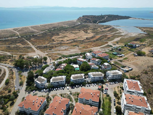 AYVALIK SARIMSAKLI' DA CEMKON SİTESİ’NDE YENİLENMİŞ EŞYALI 1+1 BAHÇE KATI