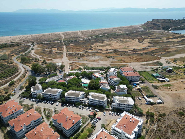 AYVALIK SARIMSAKLI' DA CEMKON SİTESİ’NDE YENİLENMİŞ EŞYALI 1+1 BAHÇE KATI