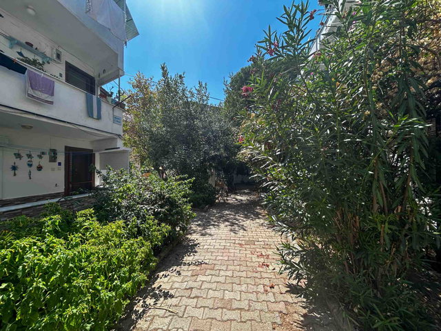 AYVALIK SARIMSAKLI' DA CEMKON SİTESİ’NDE YENİLENMİŞ EŞYALI 1+1 BAHÇE KATI